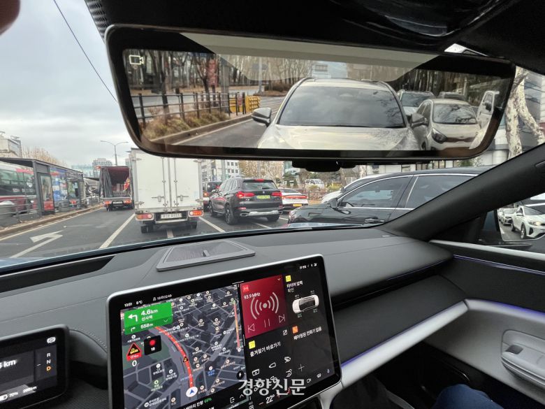 디지털 룸미러에 비친 후방 차량의 모습. 권재현 선임기자