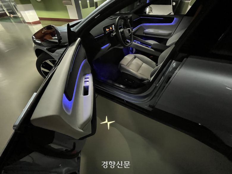 폴스타4 앞문을 여니, 주차장 바닥에 폴스타 브랜드 로고가 나타났다. 권재현 선임기자