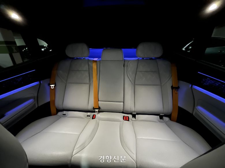 폴스타4의 2열 시트 모습. 레그룸(앞좌석과의 거리)을 포함해 실내 공간이 제법 넓었다. 권재현 선임기자