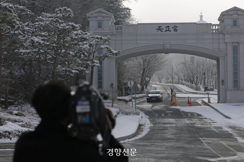 경찰이 정치권의 통일교 금품수수 의혹과 관련해 압수수색을 진행하고 있는 15일 경기 가평군 통일교 본부에서 관계 차량이 이동하고 있다.  정효진 기자