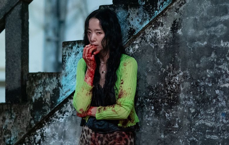 넷플릭스 <자백의 대가>에서 살해 당한 남편을 발견하고 경찰에 신고한 안윤수(전도연)가 피가 묻은 손으로 담배를 피우고 있다. 넷플릭스 제공