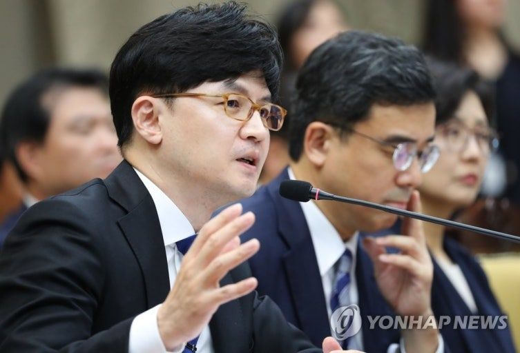 2019년 10월 17일 서울 서초구 대검찰청에서 열린 국회 법제사법위원회의 대검찰청에 대한 국정감사에서 한동훈 반부패·강력부장이 의원 질의에 답하고 있다. 왼쪽부터 한동훈 반부패·강력부장, 조상준 형사부장, 노정연 공송부장. / 연합뉴스