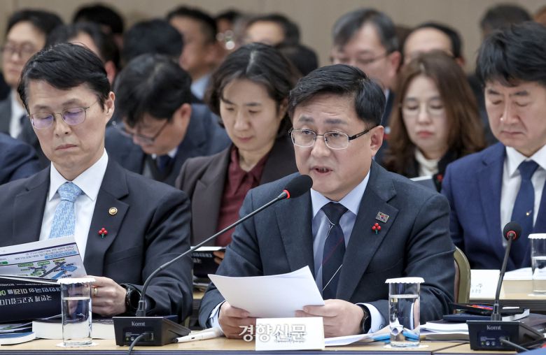 김성환 기후에너지환경부 장관이 17일 정부세종컨벤션센터에서 이재명 대통령의 질문에 답하고 있다. 대통령실사진기자단