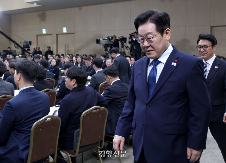 이재명 대통령이 17일 세종시 세종컨벤션센터에서 열린 기후에너지환경부 등의 업무보고에 입장하고 있다. 대통령실사진기자단