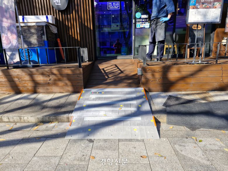 무턱대고 팀이 점주의 허락을 받아 설치한 경사로의 모습. 무턱대고 제공