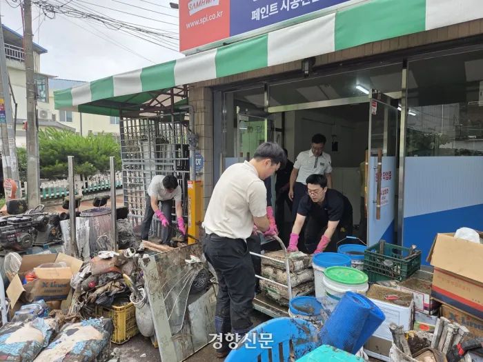 침수 사태 다음 날인 지난 7월18일 대구 북구 노곡동의 한 상점에서 공무원과 주민 등이 복구 작업을 벌이고 있다. 김현수 기자