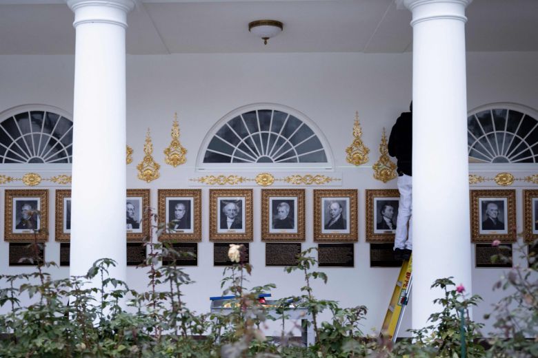 17일(현지시간) 워싱턴 백악관 업무동 웨스트윙에 ‘대통령 명예의 길’을 따라 걸린 역대 대통령 사진 아래 인물평과 업적을 소개하는 동판이 설치돼있다. 조 비아든 전임 대통령만 초상이 아닌 ‘오토펜(자동서명기)’ 사진이 걸려있다. AFP연합뉴스.