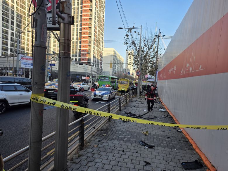 서울 영등포소방서 관계자들이 19일 서울 영등포구 양평역 인근 교통사고 현장에서 구조 활동을 벌이고 있다. 서울 영등포소방서 제공