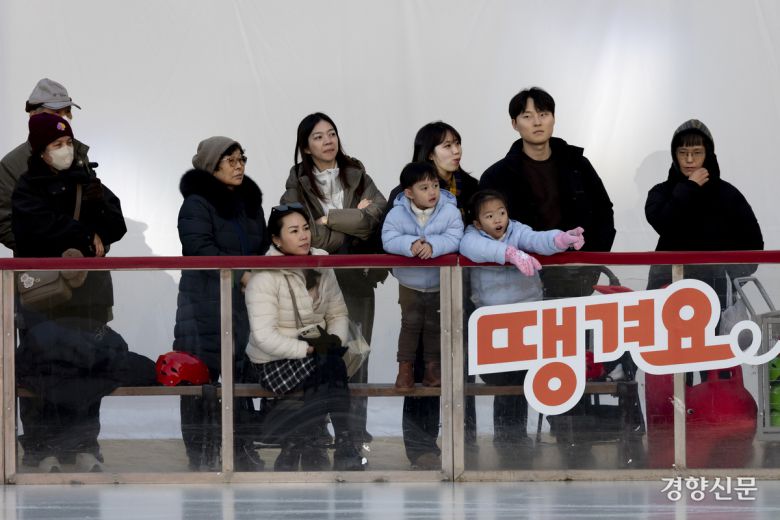 19일 서울광장에서 열린 2025년 서울광장 스케이트장 개장식에서 시민들이 축하공연을 보고 있다. 문재원 기자