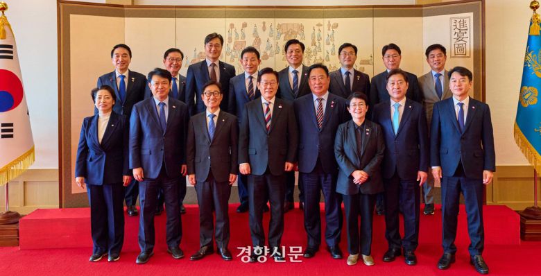 이재명 대통령이 지난 18일 서울 용산 대통령실에서 더불어민주당 대전·충남 국회의원들과 오찬 간담회를 가지며 기념촬영을 하고 있다. 대통령실 제공