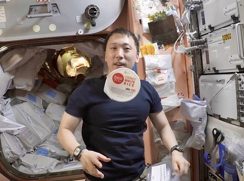 미국 항공우주국(NASA)의 한국계 우주비행사 조니 김이 국제우주정거장(ISS)에서 햇반을 소개하고 있다. 조니 김 인스타그램 갈무리·연합뉴스
