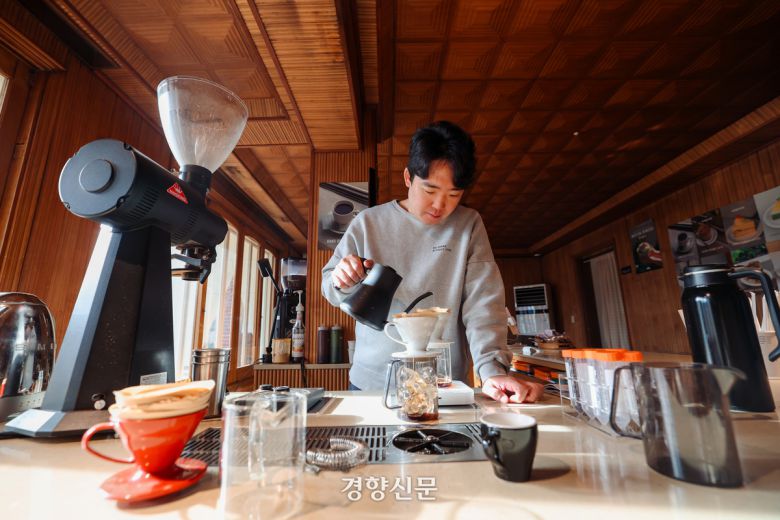 지난 21일 경기도 수원시 팔달구 베이커리카페 노스모크위드아웃파이어 교동점에서 조인희 사장이 핸드드립 커피를 내리고 있다. 이준헌 기자
