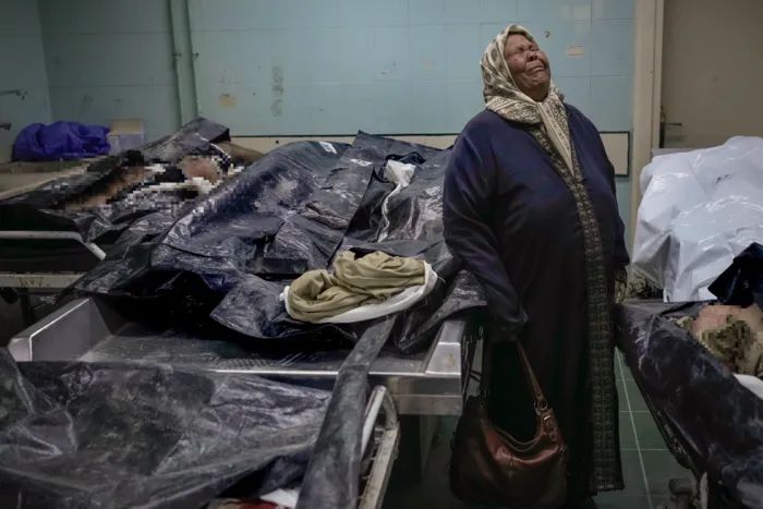 지난해 1211일(현지시간) 64세 팔레스타인 출신 여성 힐랄라 메리예가 시리아 수도 다마스쿠스의 알모즈타헤드 병원 영안실에서 11년 전 체포된 후 실종된 아들의 시신을 발견한 뒤 울고 있다. 아들 네 명이 모두 체포된 메리예는 나머지 아들 셋의 행방을 찾고 있다. AP연합뉴스