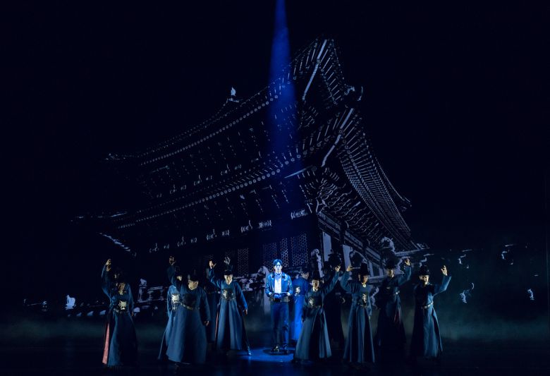 <한복 입은 남자>의 공연 모습. 1막에선 조선 시대를 배경으로, 2막에선 르네상스 시대 이탈리아를 배경으로 이야기가 펼쳐진다.    EMK뮤지컬컴퍼니 제공