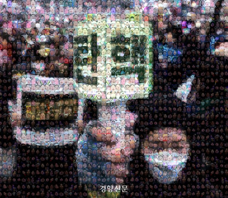 계엄 사태 이후 여의도 국회 앞과 광화문에서 탄핵 집회를 주도했던 2030 여성들의 얼굴을 모아 응원봉의 이미지를 형상화했다. 문재원 기자