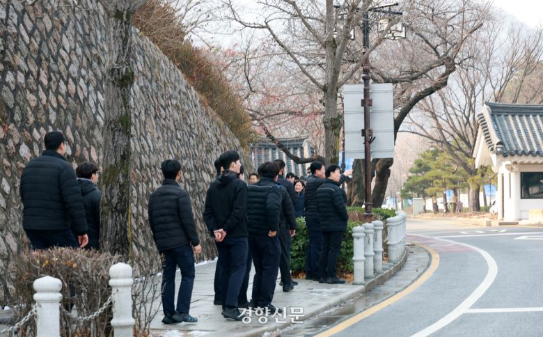 본격적인 대통령 집무실 이전을 앞둔 지난 7일 경찰 관계자들이 청와대 앞 경비구역을 둘러보고 있다. 정지윤 선임기자