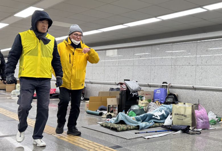 오세훈 서울시장이 25일 오후 서울역광장 인근 지하보도를 찾아, 한파 대비 거리노숙인 보호 현장을 점검하고 있다. 서울시 제공
