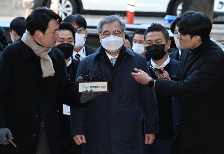 2022년 서훈 전 청와대 국가안보실장이 서울중앙지법에서 열린 ‘서해 공무원 피격 사건’ 관련 구속 전 피의자 심문에 출석하고 있다. 연합뉴스