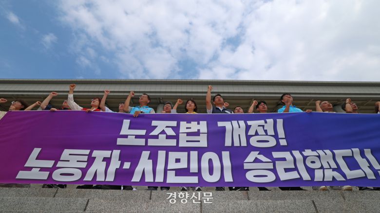 노란봉투법’(노동조합법 2·3조 개정안)이 국회 본회의를 통과한 8월 24일 노동계가 국회 본청 앞 계단에서 환영 기자회견을 열고 있다. 정효진 기자