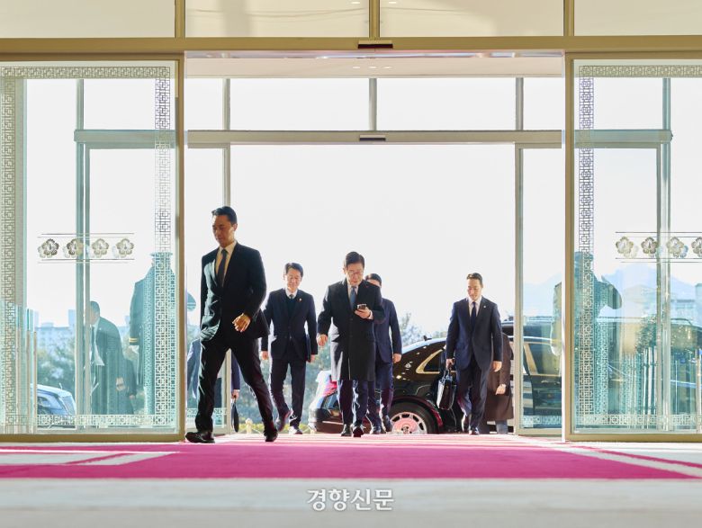 이재명 대통령이 26일 서울 용산 대통령실 정현관에서 용산 대통령실 청사 마지막 출근을 하고 있다. 2025.12.26 대통령실 제공