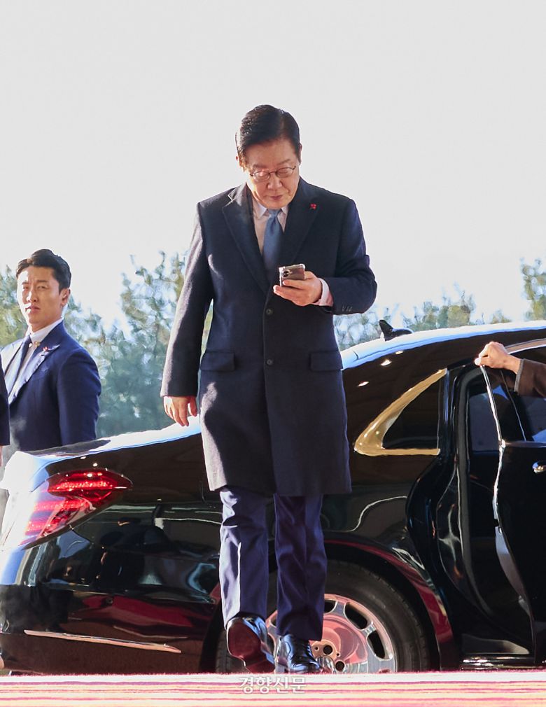 이재명 대통령이 26일 서울 용산 대통령실 정현관에서 용산 대통령실 청사 마지막 출근을 하고 있다. 2025.12.26 대통령실 제공