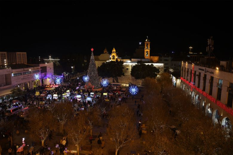 이스라엘이 점령 중인 요르단강 서안지구 베들레헴의 예수 탄생 교회에서 24일(현지시간) 자정 미사가 열리기 전, 성지 순례객들과 시민들이 모인 예수 탄생 광장의 전경. AFP연합뉴스