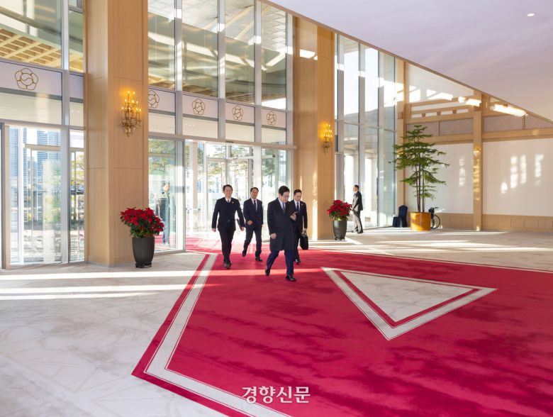 이재명 대통령이 26일 서울 용산 대통령실 정현관에서 용산 대통령실 청사 마지막 출근을 하고 있다. 2025.12.26 대통령실 제공