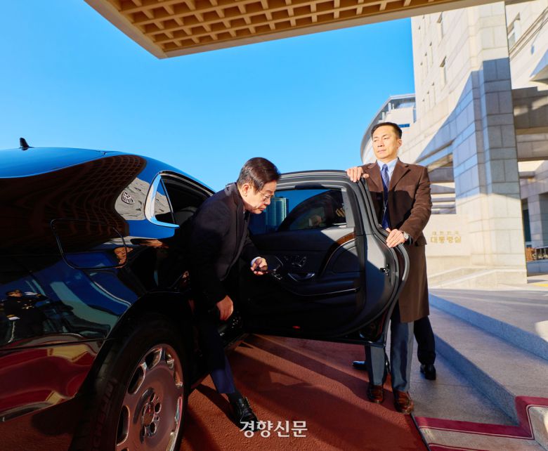 이재명 대통령이 26일 서울 용산 대통령실 정현관에서 용산 대통령실 청사 마지막 출근을 하고 있다. 2025.12.26 대통령실 제공