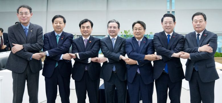 김용범 대통령실 정책실장(가운데)이 지난 17일 광주에서 열린 ‘광주 군 공항 이전 6자 협의체’ 회의에서 기념촬영을 하고 있다. 전라남도 제공