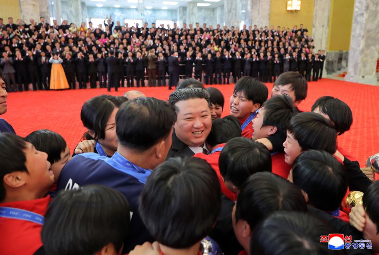 김정은 국무위원장이 지난 27일 만수대의사당에서 북한 헌법절 기념행사에서 지난달 국제축구연맹(FIFA) 17세 이하(U-17) 여자 월드컵에서 우승한 선수들과 만나고 있다. 조선중앙통신·연합뉴스