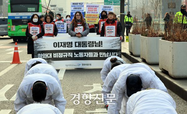 이재명 대통령이 다시 청와대 업무를 시작한 29일 서울 광화문에서 ‘윤석열 정부 청와대 개방사업’ 당시 고용된 하청노동자들이 고용보장을 요구하며 청와대 방향으로 삼보일배를 하고 있다. 서성일 선임기자