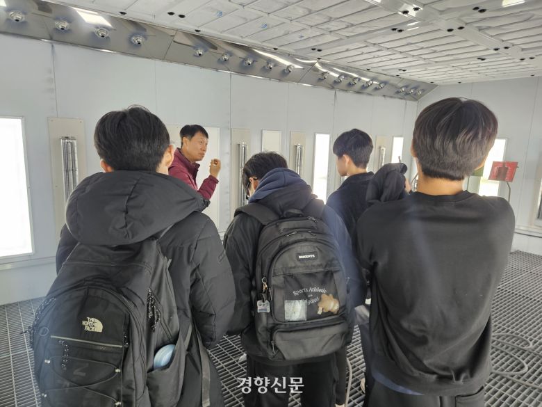 지난달 20일 권기승 직업계고 교사가 입학 상담을 위해 학교를 찾아온 중학교 3학년 학생에게 자동차과에 대한 설명을 하고 있다. 김송이 기자