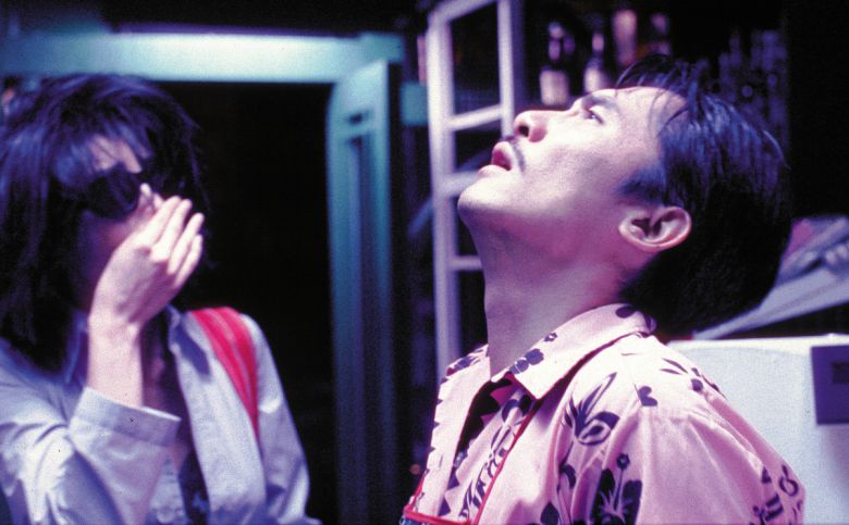 영화 <화양연화: 특별판>의 한 장면. 2001년을 배경으로 한 두 주인공의 모습. 디스테이션 제공