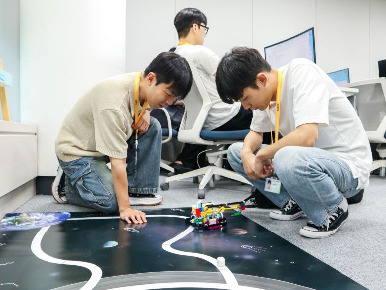 SSAFY 12기 교육생들이 로봇 관련 프로젝트를 수행하고 있다. 2018년 시작한 SSAFY는 청년들의 취업 경쟁력 강화는 물론 국내 AI·SW 생태계 저변 확대에 기여하며 삼성의 대표 CSR 프로그램으로 인정받고 있다.