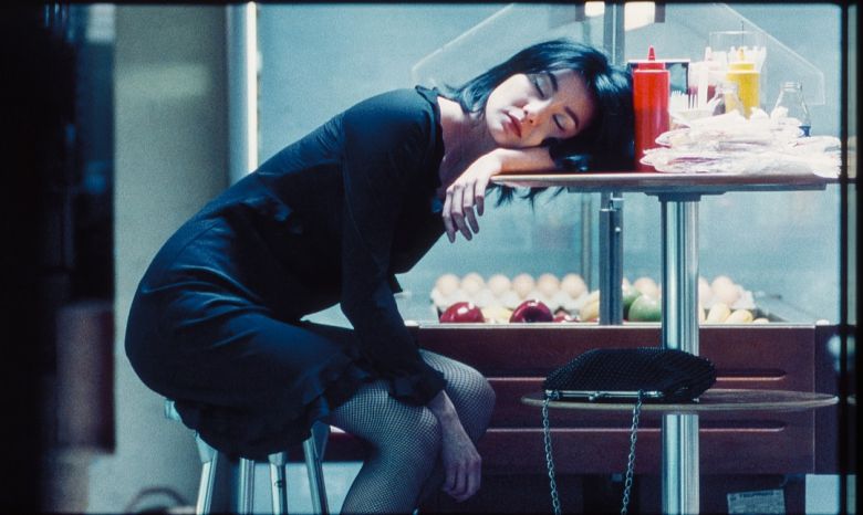 영화 <화양연화: 특별판>의 한 장면. 2001년 홍콩, 첸부인의 모습. 디스테이션 제공