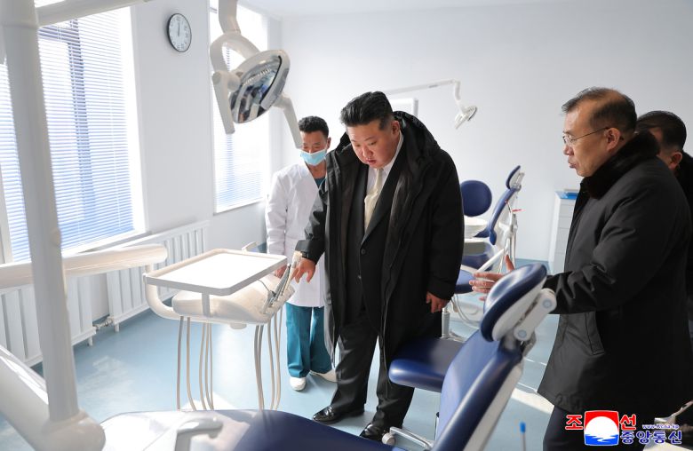 김정은 국무위원장이 지난 29일 남포시 용강군의 병원과 지방공업공장 준공식에 참석했다고 조선중앙통신이 30일 보도했다. 조선중앙통신·연합뉴스