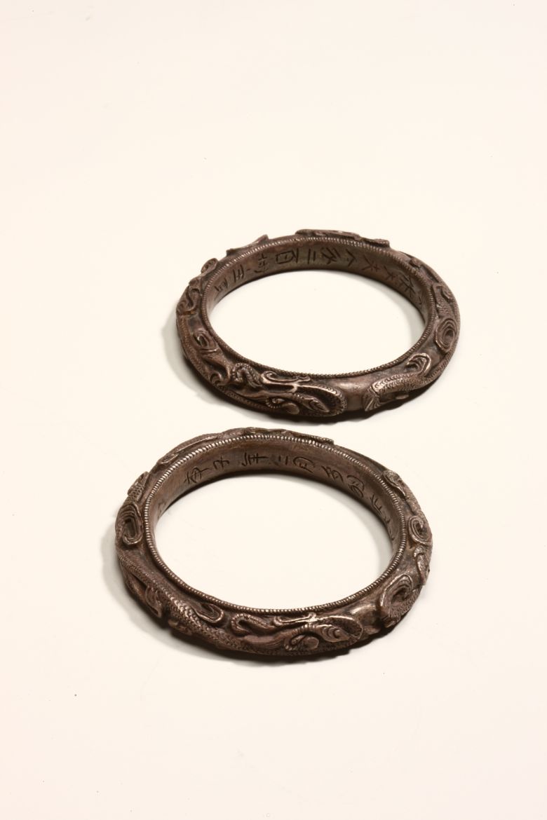 국가지정문화유산 국보인 ‘무령왕비 은팔찌’의 안에는 글씨가 쓰여 있다. 국가유산청 제공