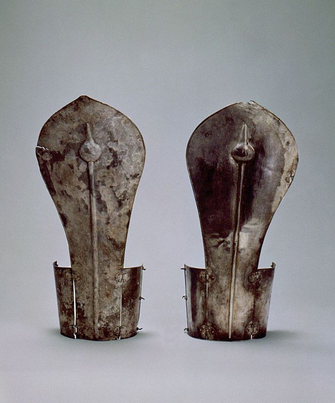 국가지정문화유산 보물인 ‘황남대총 남분 은제 팔뚝가리개’. 국가유산청 제공