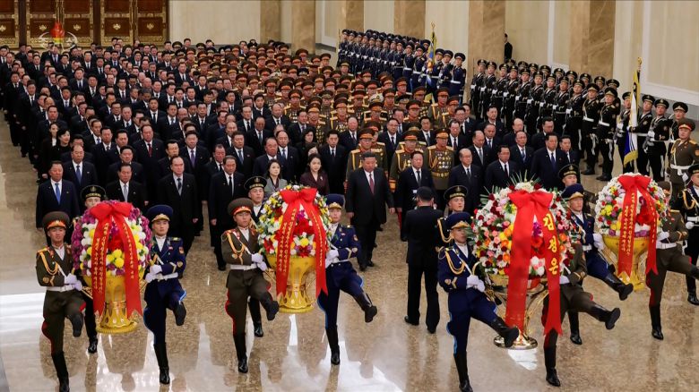 김정은 북한 국무위원장이 새해 첫날인 1일 김일성 주석과 김정일 국방위원장의 시신이 안치된 금수산태양궁전을 참배했다고 조선중앙TV가 2일 보도했다. 조선중앙TV 화면·연합뉴스