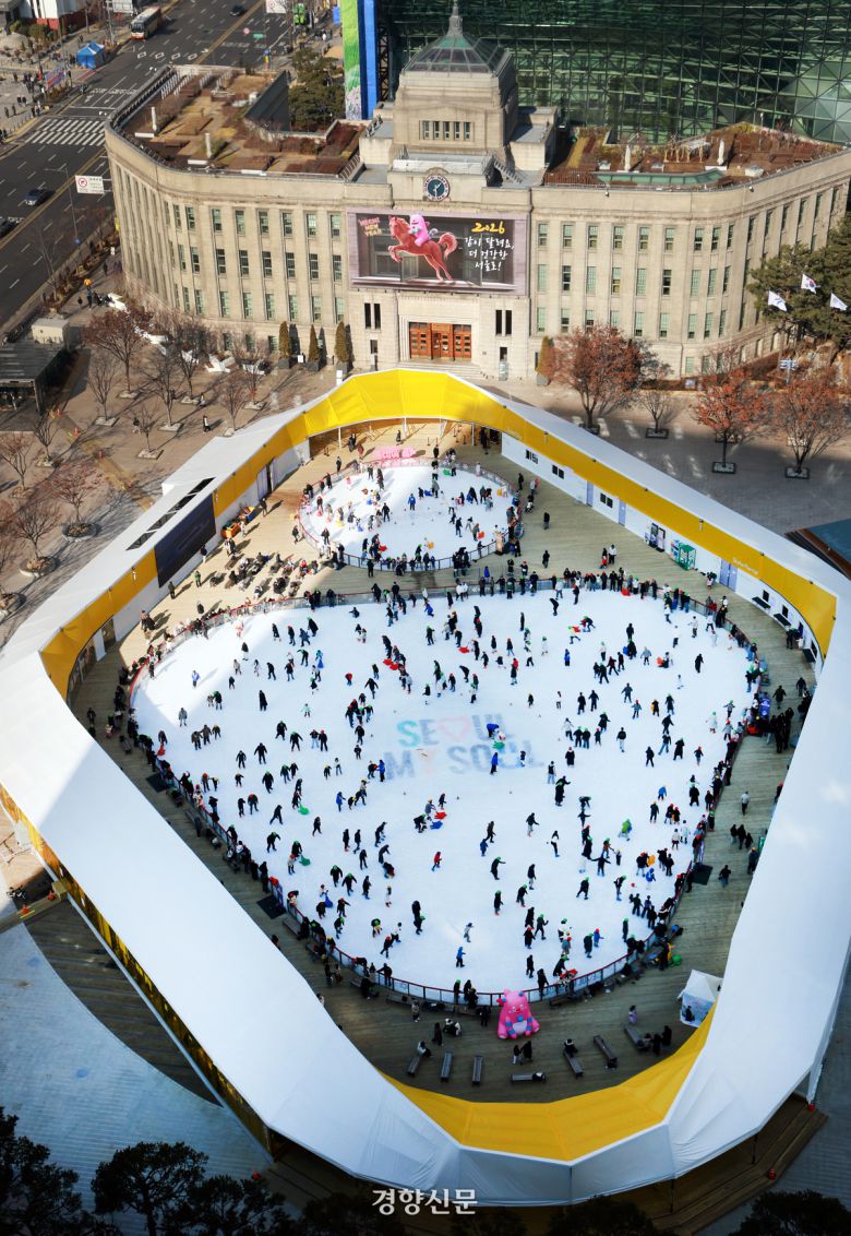 새해 첫 주말인 4일 서울광장 스케이트장을 찾은 시민들이 스케이트를 타며 휴일을 즐기고 있다. 2026.1.4. 정지윤 선임기자