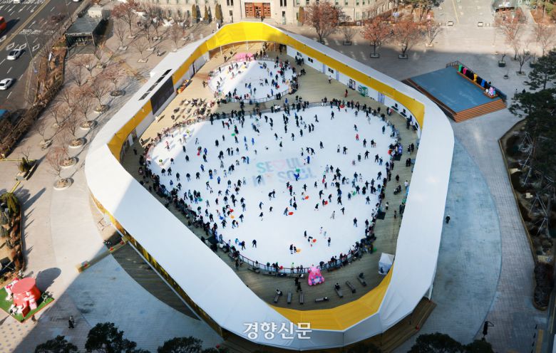 새해 첫 주말인 4일 서울광장 스케이트장을 찾은 시민들이 스케이트를 타며 휴일을 즐기고 있다. 2026.1.4. 정지윤 선임기자