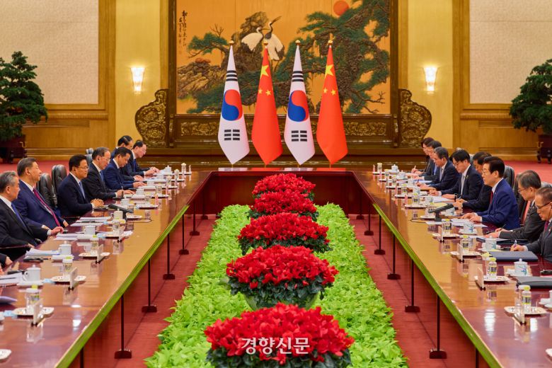 이재명 대통령과 시진핑 중국 국가주석이 5일(현지시간) 오후 베이징 인민대회당 동대청에서 한·중 정상회담을 하고 있다. 베이징|김창길 기자