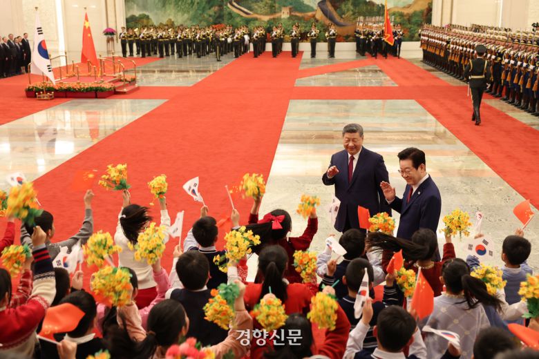 이재명 대통령과 시진핑 중국 국가주석이 5일 오후(현지시간) 베이징 인민대회당 북대청에서 열린 공식환영식에서 화동들을 향해 손을 흔들고 있다. 베이징|김창길 기자