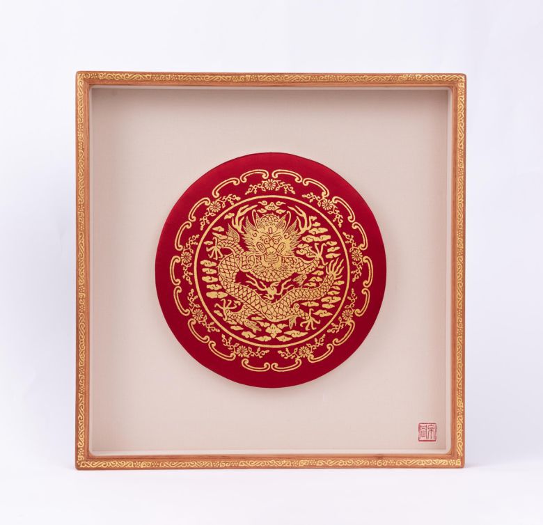 이재명 대통령은 5일(현지시간) 중국 베이징 인민대회당에서 열린 선물교환식에서 시진핑 중국 국가주석에게 중국 왕실을 상징하는 용이 그려진 ‘금박 용문 액자’를 선물했다. 청와대 제공