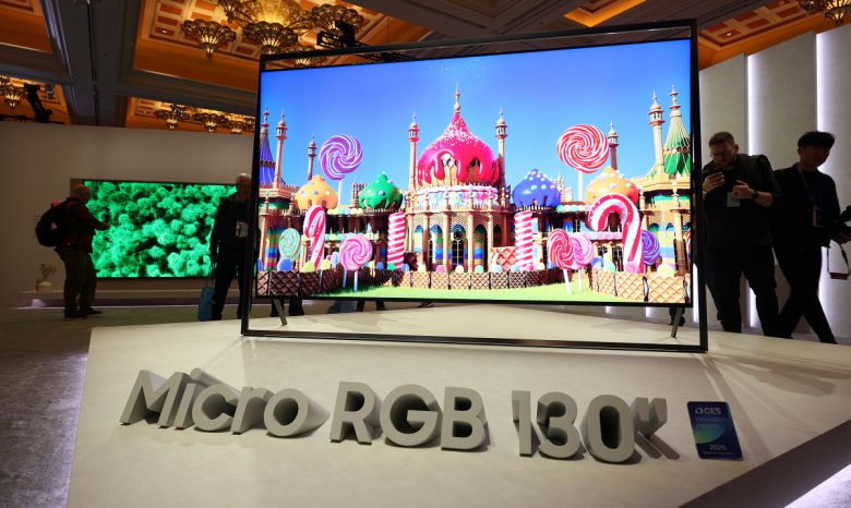 정교한 색감 ‘CES 2026’ 개막을 앞둔 4일(현지시간) 삼성전자는 미국 네바다주 윈 호텔에 마련한 ‘더 퍼스트룩’ 전시장에서 130형 마이크로 RGB TV를 공개했다. 연합뉴스