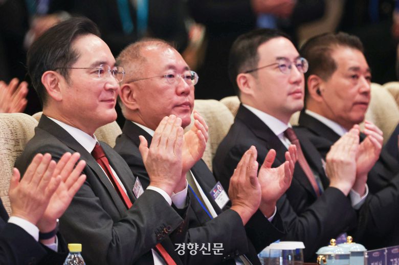 5일 중국 베이징 조어대에서 열린 한중 비즈니스포럼에 이재용 삼성전자 회장, 정의선 현대차그룹 회장, 구광모 LG그룹 회장(왼쪽부터)이 참석해 있다. 김창길 기자