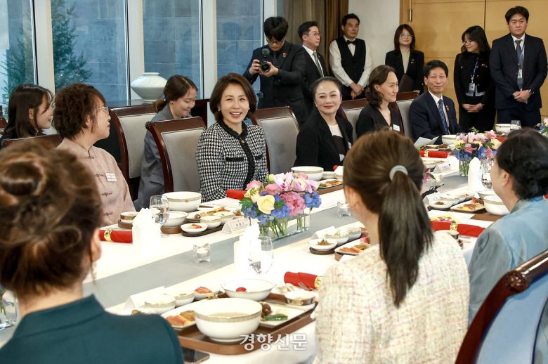 김혜경 여사가 5일 베이징 주중 한국대사관저에서 열린 한중 가교 역할 중국인 여성 초청 한식 오찬 간담회에서 발언하고 있다. 김창길 기자