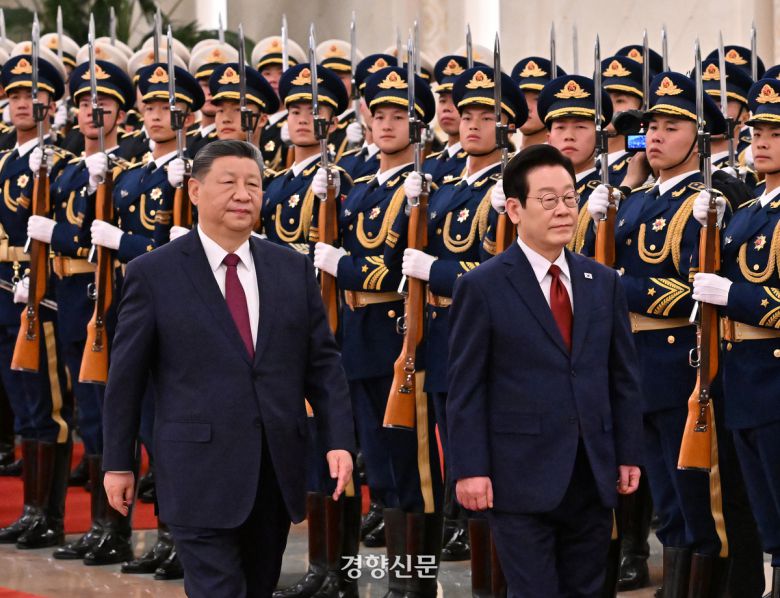 이재명 대통령과 시진핑 중국 국가주석이 5일 오후 베이징 인민대회당 북대청에서 열린 공식환영식에서 의장대 사열을 하고 있다. 2026.1.5 김창길 기자