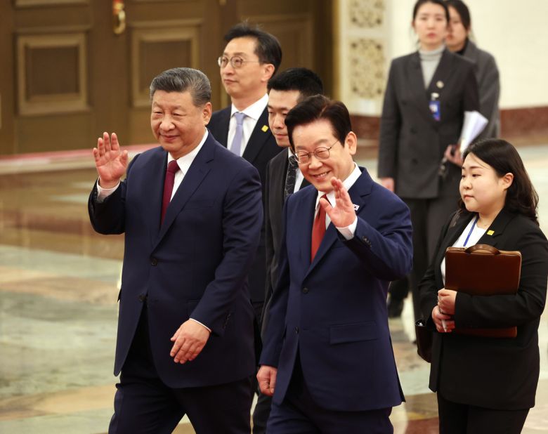 이재명 대통령과 시진핑 중국 국가주석이 5일 오후 베이징 인민대회당 북대청에서 열린 공식환영식에서 화동들을 향해 손을 흔들고 있다. 청와대사진기자단