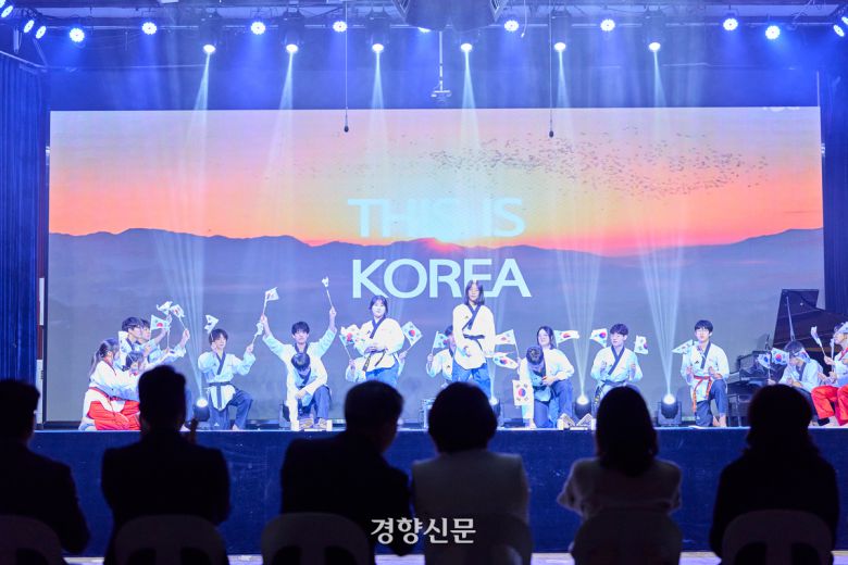 6일 김혜경 여사가 베이징에 위치한 북경한국국제학교를 방문해 공연을 관람하고 있다. 김창길 기자